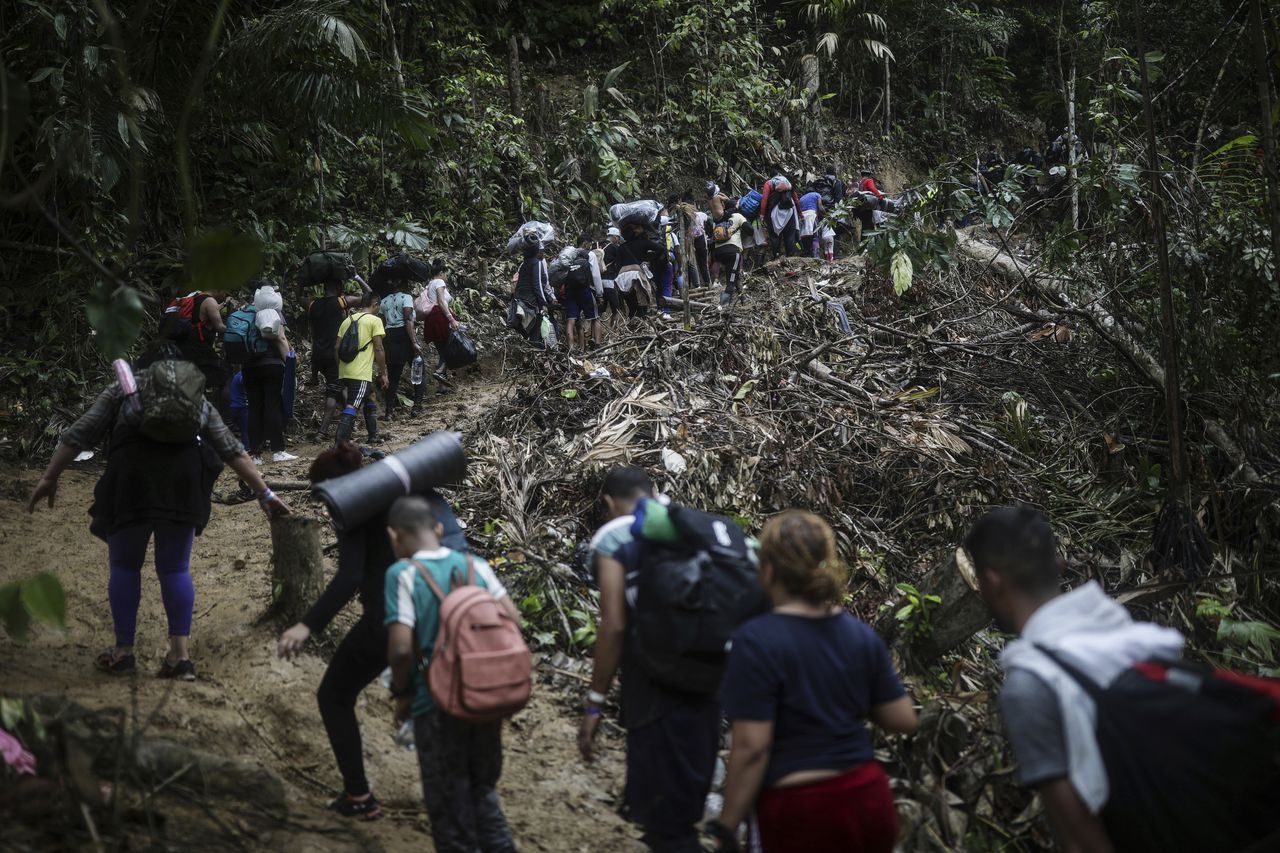 “Detrás de nosotros vienen miles más. Es continuo", dijo Juan Carlos Leal, un migrante venezolano que el miércoles esperaba junto a las vías con su hijo de 5 años, a unos 55 kilómetros (35 millas) al norte de la Ciudad de México.
