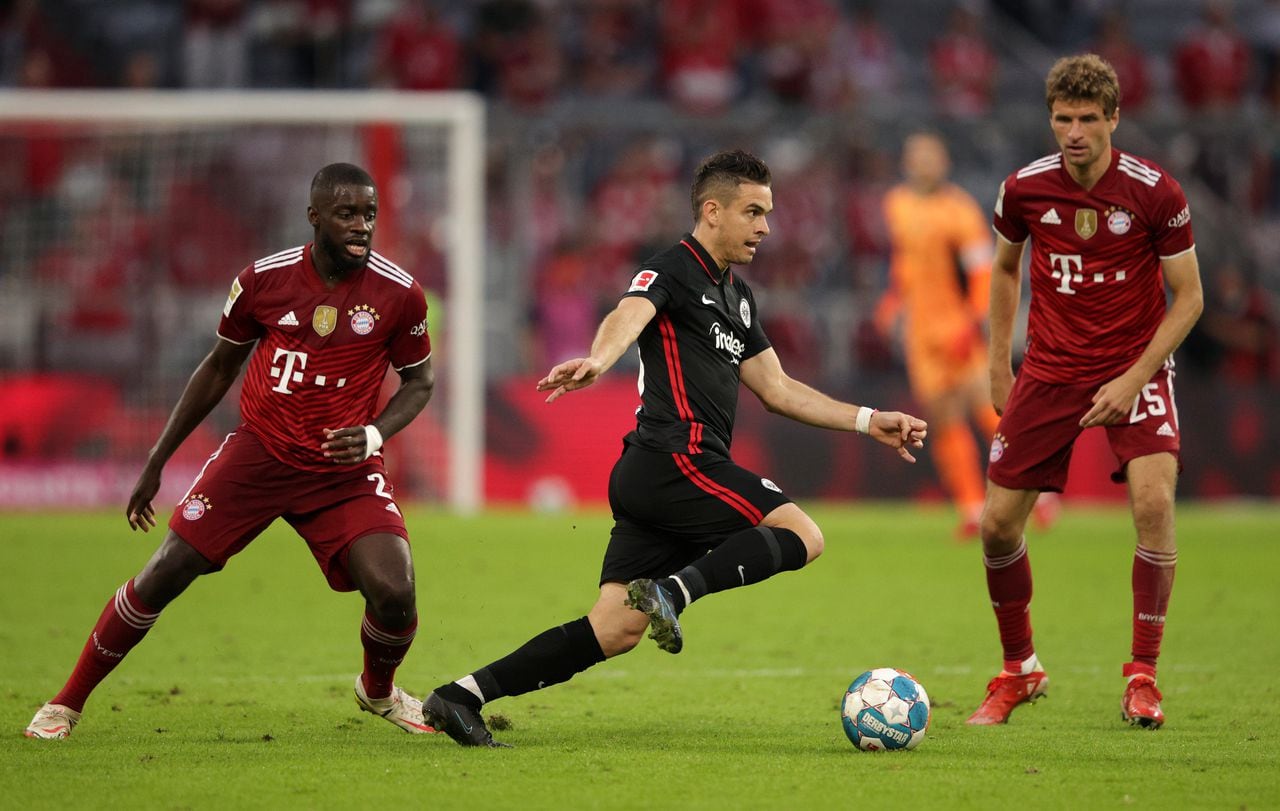 MUNICH, GERMANY - OCTOBER 03: Rafael Santos Borre of Eintracht Frankfurt on the ball during the Bundesliga match between FC Bayern München and Eintracht Frankfurt at Allianz Arena on October 03, 2021 in Munich, Germany. (Photo by Adam Pretty/Getty Images)