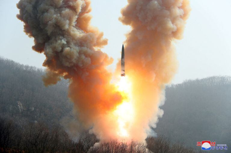 Una vista muestra un misil disparado por el ejército de Corea del Norte en un lugar no revelado en esta imagen publicada por la Agencia Central de Noticias de Corea del Norte (KCNA) el 20 de marzo de 2023.