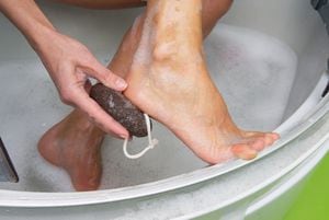 Exfoliar la piel de los talones con frecuencia ayuda a prevenir que se agriete y cause dolor.