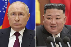 El presidente ruso, Vladimir Putin, escucha durante una reunión en Moscú, el 23 de agosto de 2023, y el líder norcoreano, Kim Jong Un, habla durante una reunión del gobernante Partido de los Trabajadores en su sede en Pyongyang, Corea del Norte, a principios de 2023.