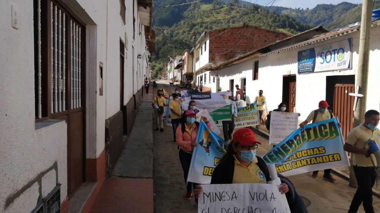 La movilización inició en el municipio de California y espera llegar a Bucaramanga en la tarde, donde harán un plantón frente a la oficina de la empresa.