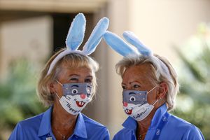 Los voluntarios Rhodelle Ireland, izquierda, y Helen Louise Klinge con orejas de conejo y máscaras faciales con una cabeza de conejo impresa durante la ronda final del torneo de golf ANA Inspiration de la LPGA en Mission Hills Country Club el domingo 4 de abril de 2021 en Rancho Mirage, California. Foto: AP / Ringo HW Chiu.