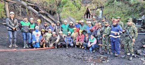 Los dos mineros y el equipo de rescate compuesto por población del sector, ejercito, Defensa Civil, Cruz Roja y Agencia de Minas.