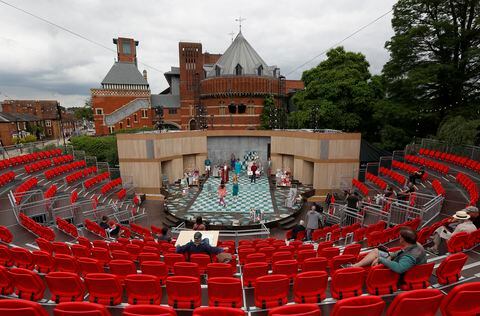 Actores de la Royal Shakespeare Company ensayan scenas de la obra The Comedy of Errors en el teatro Lydia & Manfred Gorvy Garden Theatre. Foto: Darren Staples / AFP