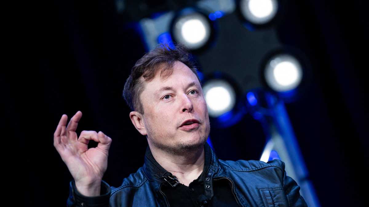 Elon Musk proyecta llevar 2,800 millones de toneladas de agua del océano Atlántico a la Luna