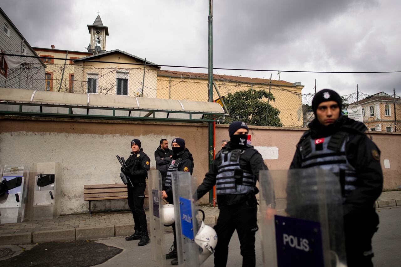 Policías turcos montan guardia en una zona acordonada ante la iglesia de Santa María en Estambul, Turquía, el domingo 28 de enero de 2024. Dos personas enmascaradas asaltaron una iglesia en Estambul durante la misa del domingo y mataron a una persona, según dijeron las autoridades turcas. (AP Foto/Emrah Gurel)
