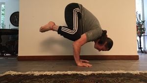 Rodrigo Uribe, profesor de profesor de yoga iyengar, asegura que cualquier edad es buena para iniciarse en la práctica de esta disciplina.