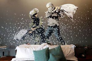 Habitación del hotel Walled-Off intervenida con un grafiti de Banksy.