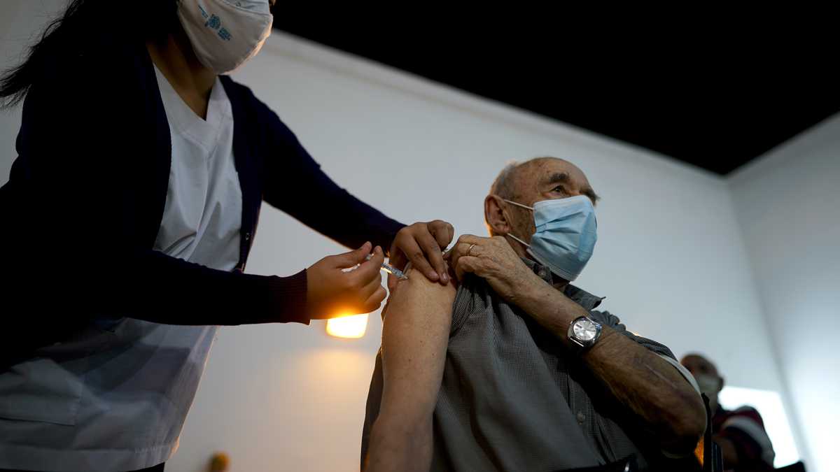 Una enfermera administra una dosis de la vacuna Sputnik V a un anciano en Buenos Aires, Argentina. (AP Foto/Víctor R. Caivano )
