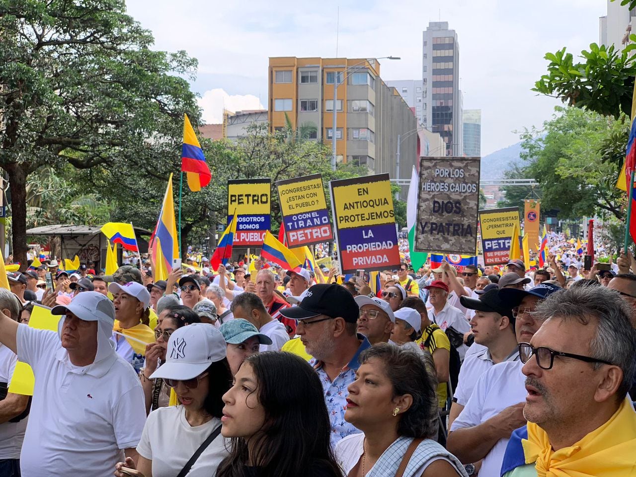 Miles de personas protestan contra Petro en Medellín