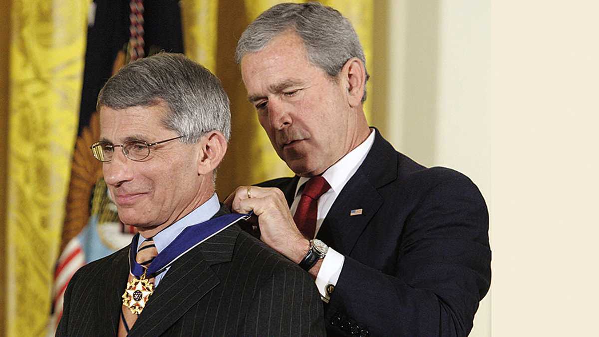 Fauci, quien tiene títulos honoríficos de 45 universidades del mundo, recibió de George W. Bush la mayor distinción presidencial de Estados Unidos: la Medalla de la Libertad.