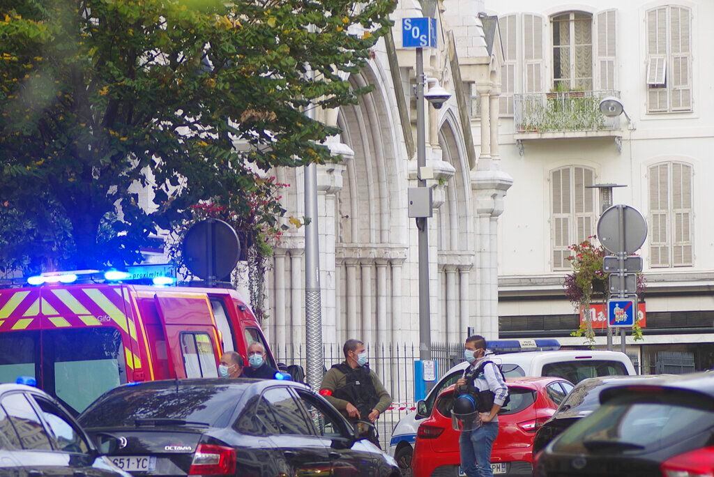 El sospechoso fue tiroteado por los primeros agentes que llegaron al lugar, según el diario ‘Le Monde’.