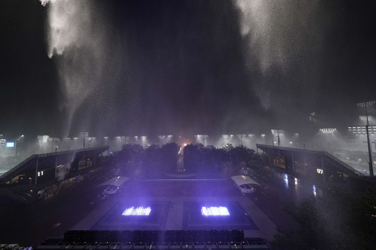 La lluvia cae fuera del estadio Arthur Ashe durante la segunda ronda del campeonato de tenis del Abierto de Estados Unidos, el miércoles 1 de septiembre de 2021, en Nueva York. (Foto AP / Frank Franklin II)