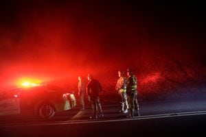Fuerzas militares con un oficial de policía vigilan la carretera durante un incendio forestal en Santa Juana, cerca de Concepción, Chile, 8 de febrero de 2023 