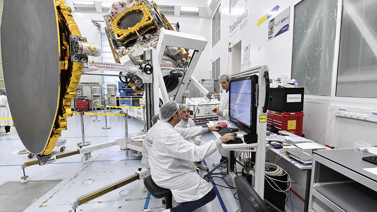 La multinacional, presente en 70 países, prevé que Colombia necesitará 100.000 programadores para los próximos años. Thales también se especializa en el diseño y la fabricación de satélites. 