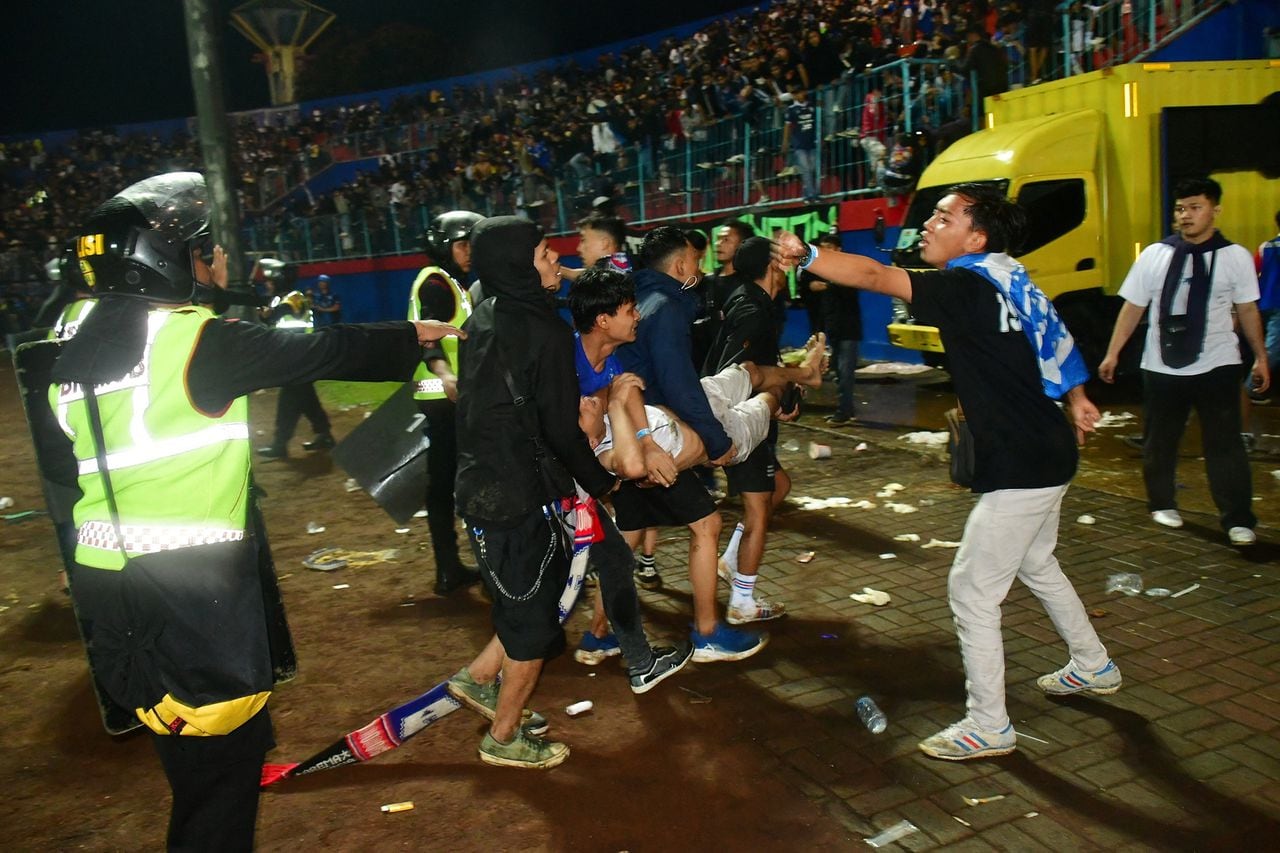 En imágenes : Al menos 125 muertos en estampida en fútbol de Indonesia