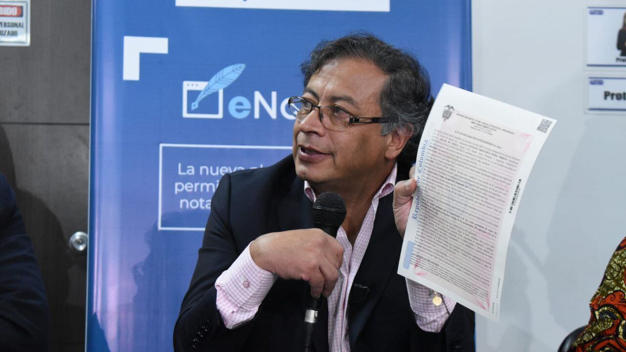 Gustavo Petro y Francia Márquez en la notaria firman documento de no expropiar