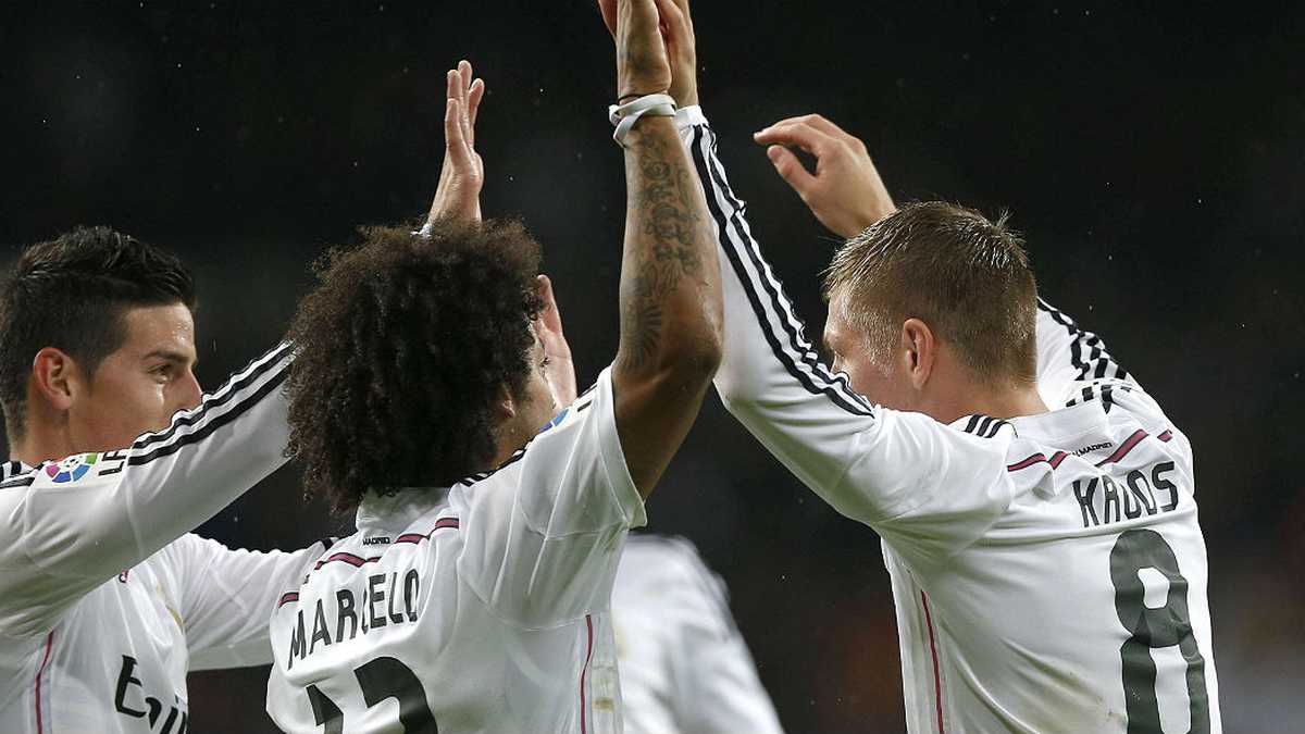 El centrocampista alemán del Real Madrid Toni Kroos celebra con varios compañeros el gol marcado al Rayo Vallecano, tercero para el equipo, durante el partido de la undécima jornada de liga de Primera División. 