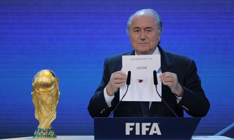 (GERMANY OUT) Fussball International FIFA WM 2018 und FIFA WM 2022 FIFA Praesident Joseph S. Blatter (SUI) verkuendet Katar als Ausrichter der WM 2022 (Photo by Getty Images/Pressefoto Ulmer\ullstein bild)