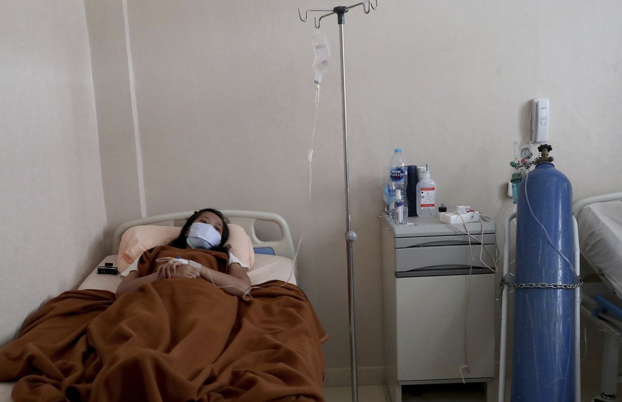 Un paciente con COVID-19 yace en una cama de hospital en el Hospital General Dr. Suyoto en Yakarta, Indonesia, país que sufre una ola devastadora de casos de coronavirus, alimentada por la variante delta virulenta que se detectó por primera vez en India. (Foto AP / Tatan Syuflana)