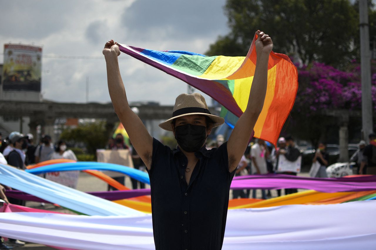 Guatemaltecos participan en "La marcha contra el odio" en la Ciudad de Guatemala el 12 de marzo de 2022. - Cientos de manifestantes protestaron el sábado en la capital guatemalteca en rechazo a una ley aprobada por el Congreso progubernamental que endurece las penas por el aborto, cierra el puerta al matrimonio entre personas del mismo sexo y limita los derechos de la comunidad LGBTI.