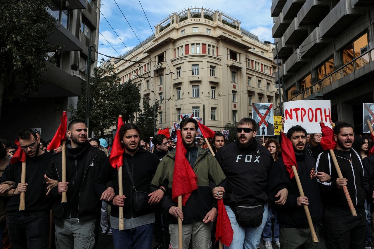 En imágenes : protestan por mortal accidente de tren en Grecia.