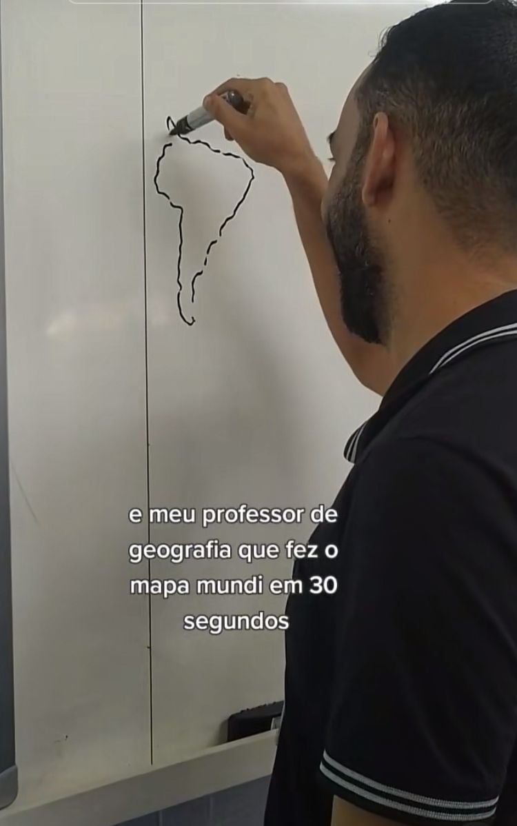 Profesor dibujando mapa