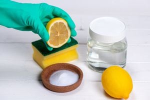 Bicarbonato, vinagre y limón para la limpieza del hogar.
