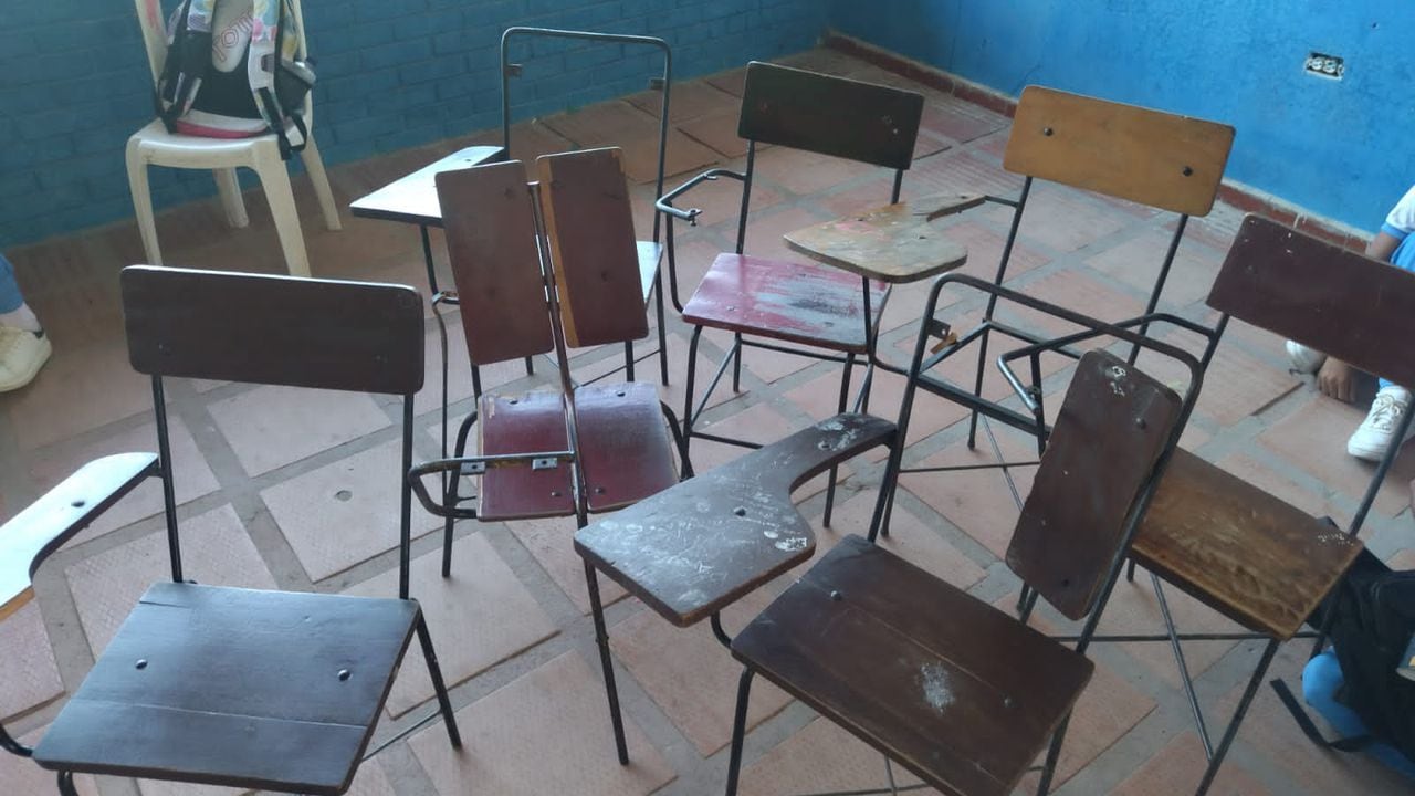 Así están las pocas sillas que hay  en un salón del colegio.