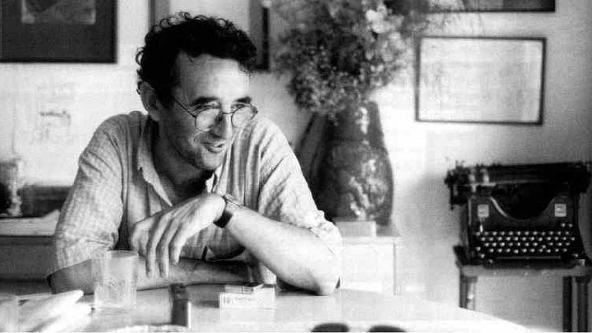 Bolaño nació en Santiago de Chile en 1953 y falleció en Barcelona en 2003.