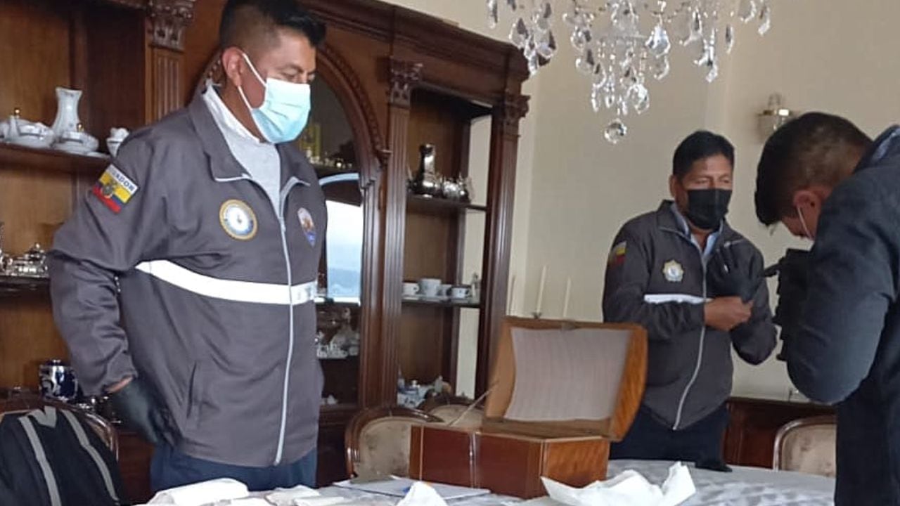 Momento en el que la Fiscalía de Ecuador ingresa a la casa del expresidente de Ecuador Lenín Moreno