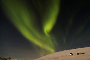 Se ve una aurora en el cielo durante el invierno en Husavik, Islandia 13 de febrero de 2022. Foto REUTERS/Nacho Doce