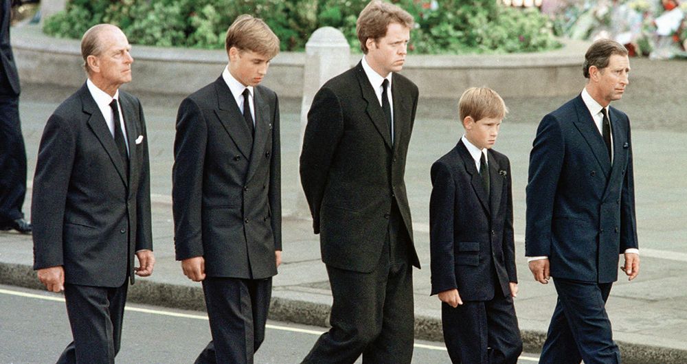  Felipe fue quien les sugirió a William y Harry estar en el cortejo fúnebre de la princesa Diana en 1997. “Si no lo hacen, se arrepentirán”, les dijo.