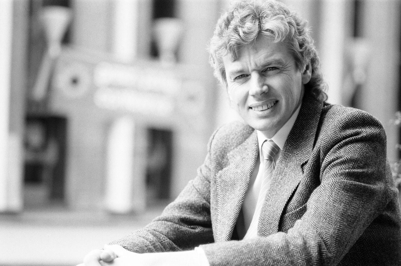 David Icke, el autor de la teoría y ex portavoz del Partido Verde, en las afueras del Wolverhampton Civic Hall durante una pausa en los procedimientos durante la conferencia de primavera del partido, el 5 de abril de 1990.