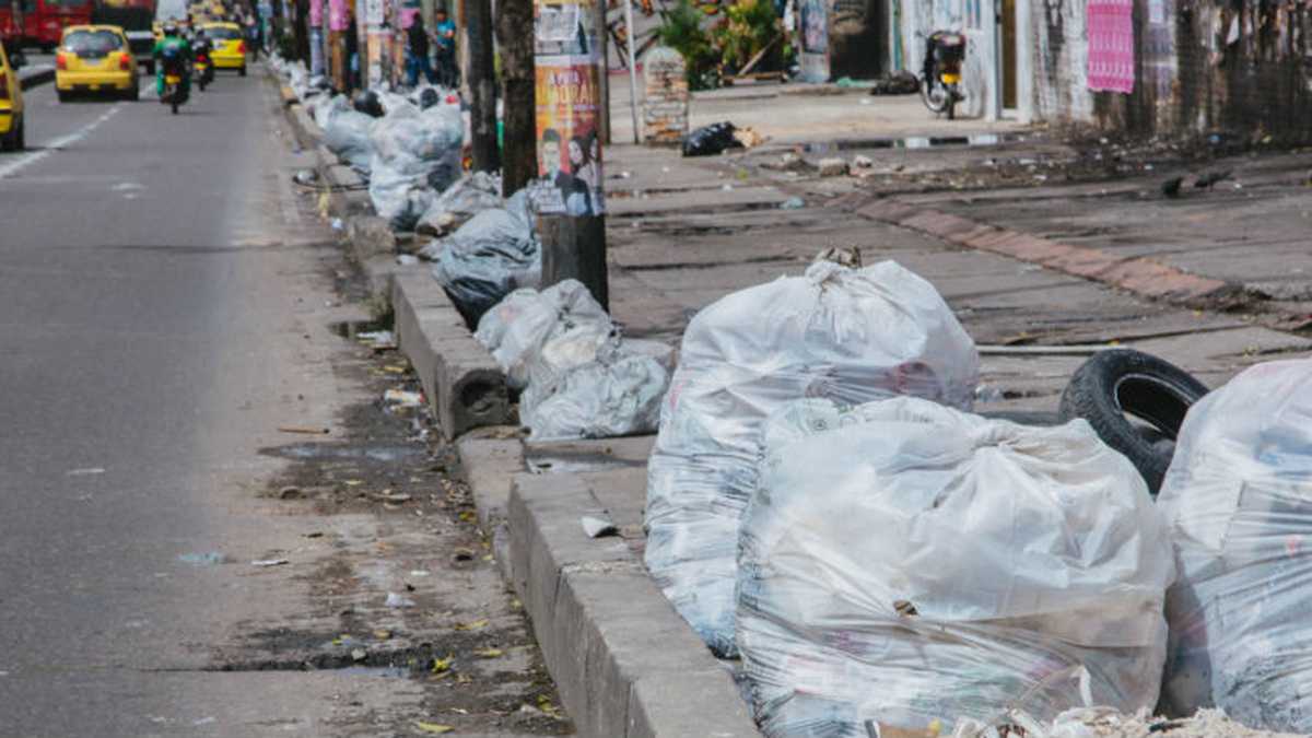 Problemas viales en Doña Juana generan retraso en la recolección de basuras. 