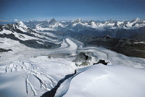 Otro estudio publicado en enero en la revista Science alerta que la mitad de los glaciares podrían desaparecer antes de finales de siglo.