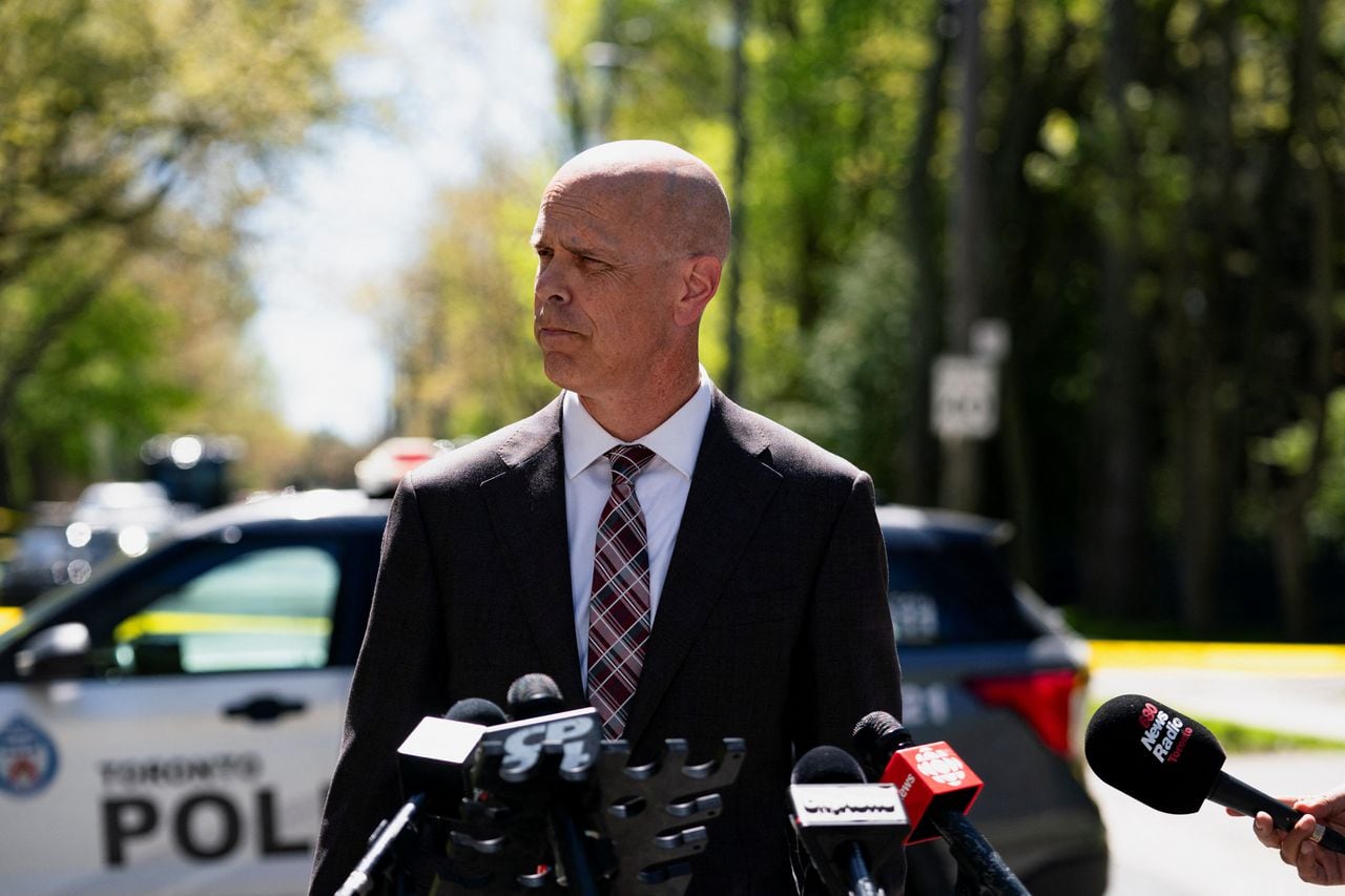 El inspector de policía de Toronto, Paul Krawczyk, del Grupo de Trabajo integrado sobre armas y pandillas, habla con los medios de comunicación después de que un guardia de seguridad fuera baleado fuera de la mansión Bridle Path de la estrella canadiense del rap Drake en Toronto, Ontario, Canadá, el 7 de mayo de 2024.