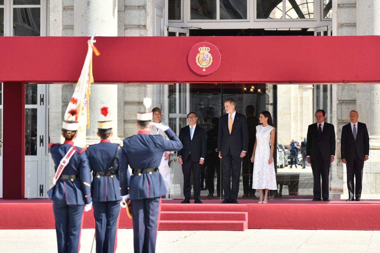 El presidente Gustavo Petro fue recibido con honores por el rey Felipe VI.