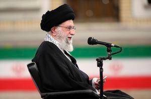 El líder supremo iraní, el ayatolá Ali Jamenei da un mensaje al personal de las fuerzas armadas de Irán, en Teherán, el domingo 7 de febrero de 2021. (Foto, oficina del líder supremo iraní vía AP)