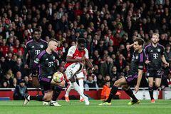 El medio delantero Bukayo Saka convierte un gol en la UEFA Champions League en el partido del Arsenal y el Bayern Munich. (Photo by Adrian DENNIS / AFP)