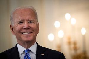 WASHINGTON, DC - 19 DE JULIO: El presidente de Estados Unidos, Joe Biden, habla sobre la recuperación económica de la nación en medio de la pandemia de COVID-19 en el Comedor Estatal de la Casa Blanca el 19 de julio de 2021 en Washington, DC. Biden también reiteró su esperanza de que Facebook controle mejor la información errónea sobre vacunas en su plataforma. (Foto de Drew Angerer / Getty Images)