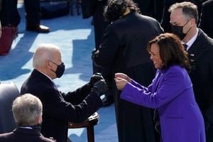El presidente electo Joe Biden felicita a la vicepresidenta Kamala Harris después de que asumió el cargo durante la 59a inauguración presidencial en el Capitolio de los Estados Unidos en Washington, el miércoles 20 de enero de 2021 (AP Photo / Carolyn Kaster).