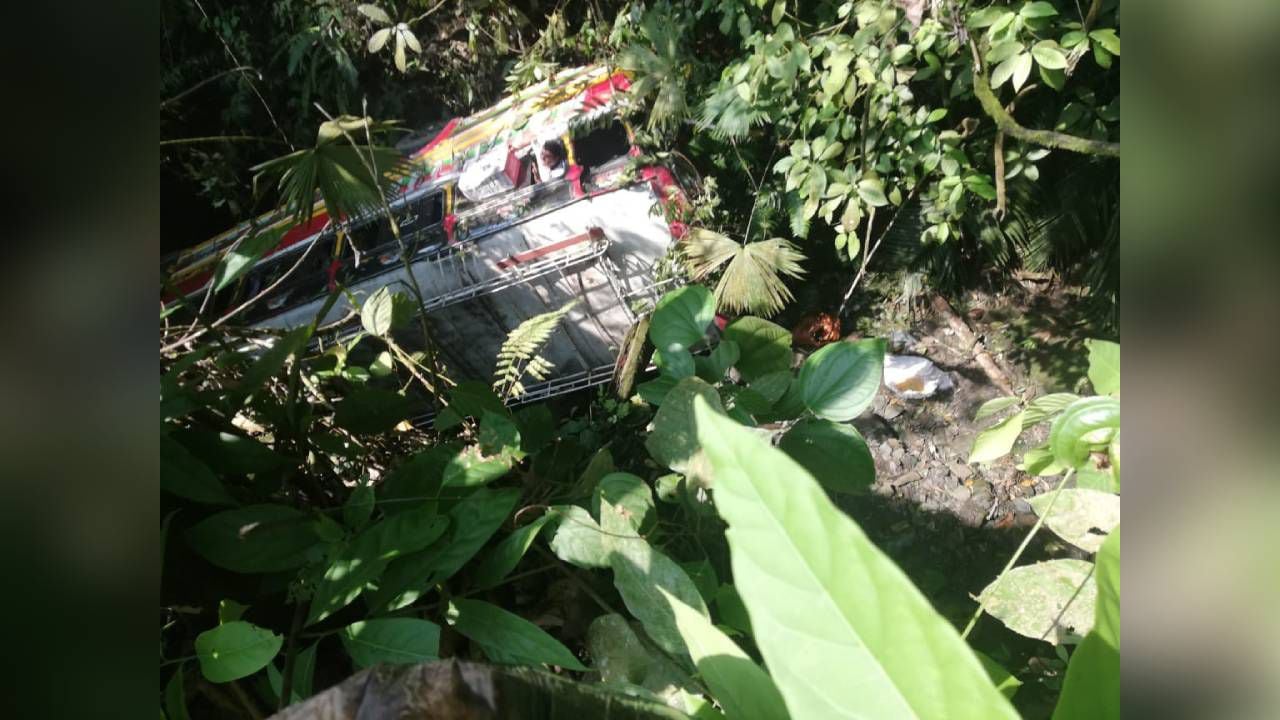 Autoridades investigan la causa del accidente en El Carmen de Chucurí. Foto: Twitter @MAguilarHurtado.