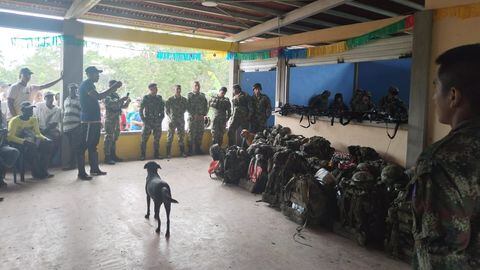 Más de 30 militares fueron retenidos por campesinos en zona rural de Tumaco, Nariño.