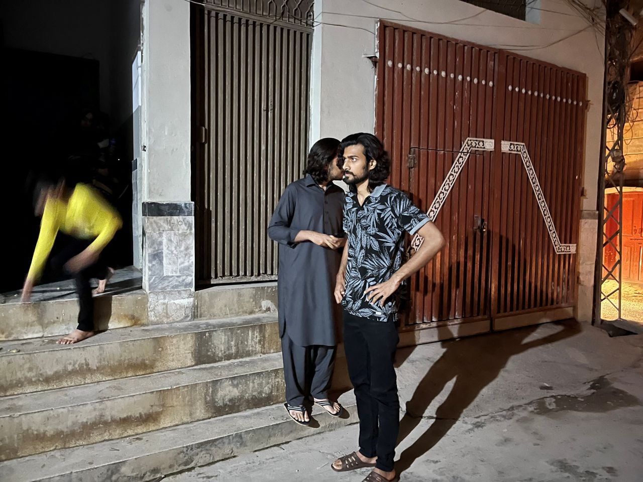 La gente se para fuera de su casa después de que se sintió un temblor en Peshawar, Pakistán