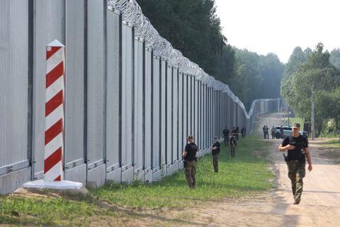 Guardias de Polonia en la frontera con Bielorrusia, el 30 de junio de 2022.   . (Foto AP /Michal Dyjuk)