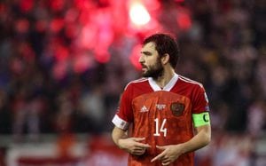 El ruso Georgy Dzhikiya viste el uniforme de local de su selección en un partido por las Eliminatorias a Catar 2022