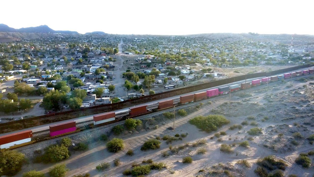 Estados Unidos desmantela red que transportaba a migrantes en maletas y  cajas desde la frontera con México