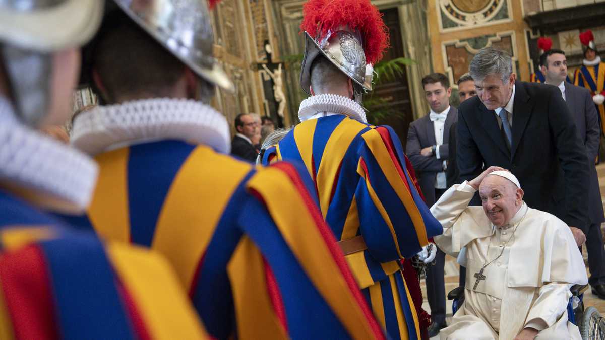 Esta foto tomada y distribuida el 6 de mayo de 2022 por The Vatican Media muestra al Papa Francisco, sentado en una silla de ruedas luego de un tratamiento en la rodilla, saludando a la Guardia Suiza durante la ceremonia de juramento de los nuevos reclutas de la guardia suiza pontificia en el Vaticano. (Photo by Handout / VATICAN MEDIA / AFP) / RESTRINGIDO A USO EDITORIAL - CRÉDITO OBLIGATORIO "AFP PHOTO / VATICAN MEDIA" - SIN MARKETING - SIN CAMPAÑAS PUBLICITARIAS - DISTRIBUIDO COMO SERVICIO A CLIENTES